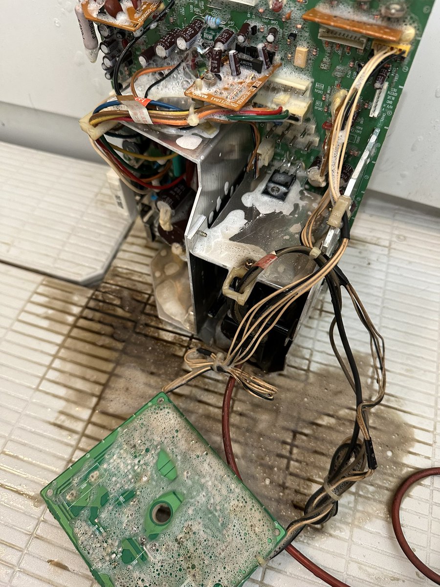 Reversal55's tweet image. いつもの
だけど、初見さんも増えたろうからゲーセンのタバコのヤニにやられた基板がどれくらい汚れているかわかる画像。
リバースは完全禁煙だけどね。
洗浄剤かけただけでコレです。