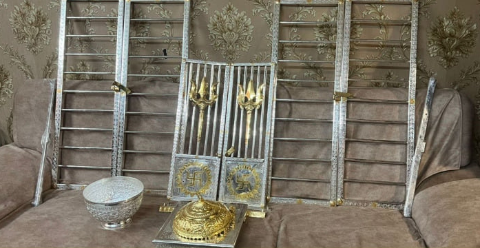 Unidentified devotee donates 40 kg silver to Ambaji Mandir
deshgujarat.com/2025/07/26/uni…