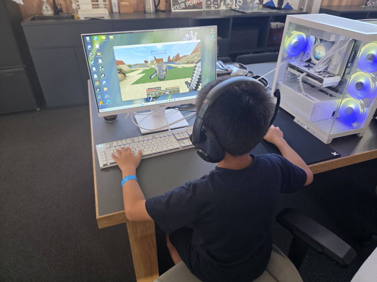 MeSC_x's tweet image. アンバサダーのルオンです!今日は活動日でした!
なんとMANIWAeスポーツクラブのクラブメンバーはMinecraftのマルチプレイに参加できるようになりました!
マルチプレイをすることにより冒険がより楽しくなります!
僕も参加してみようかなと思います!
次回は機材紹介もします!
#真庭 #eスポーツ