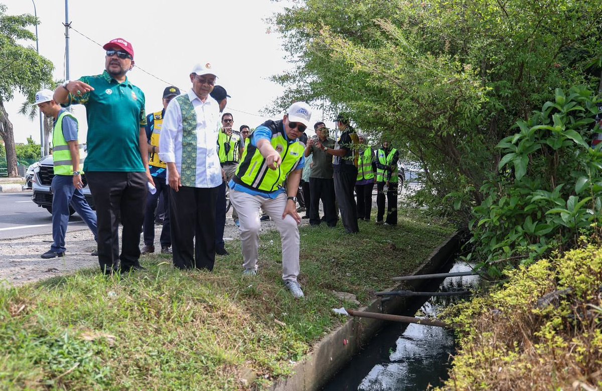 MADANI BEKERJA | Ketua Setiausaha KKR, Dato’ Seri Azman Ibrahim turun padang pantau kerja penyenggaraan jalan persekutuan.  

Komitmen pastikan jalan diselenggara ikut spesifikasi — selamat, selesa &amp; mampan demi mobiliti rakyat dan ekonomi negara.