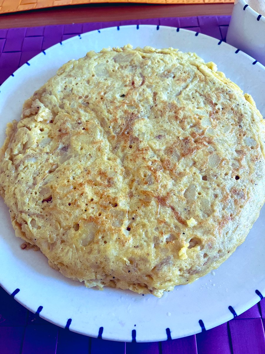 Lorenzo (@loguiga67) on Twitter photo Como bien dice <a href="/EVernacci/">Eric Vernacci</a> aquí no se tira nada.
Ayer rustidera de pollo al horno con sus patatas y cebolla para comer.
Sobraron muchas patatas, que hoy hemos aprovechado añadiendo 4 huevos, y junto a unas tostadas de pan de maíz hemos desayunado de lujo. Como bien dice <a href="/EVernacci/">Eric Vernacci</a> aquí no se tira nada.
Ayer rustidera de pollo al horno con sus patatas y cebolla para comer.
Sobraron muchas patatas, que hoy hemos aprovechado añadiendo 4 huevos, y junto a unas tostadas de pan de maíz hemos desayunado de lujo.
