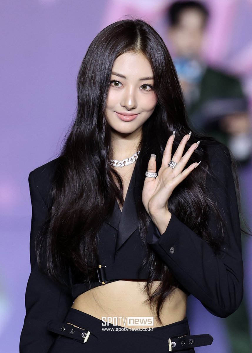 meovvbase's tweet image. Gawon serves like its a full-time job. EMPLOYEE OF THE YEAR.
MEOVV AT SBS GAYO DAEJEON
#MEOVV_SBS가요대전
#SBS가요대전Summer