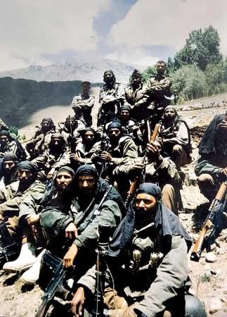 LtTangoo's tweet image. These pictures tell the story of grit and sacrifice during Kargil. Young men climbed impossible heights, fought in freezing winds, and didn’t think twice before laying down their lives for us. We owe them everything. Jai Hind. 🇮🇳
#KargilVijayDiwas2025 #KargilWar #VijayDiwas