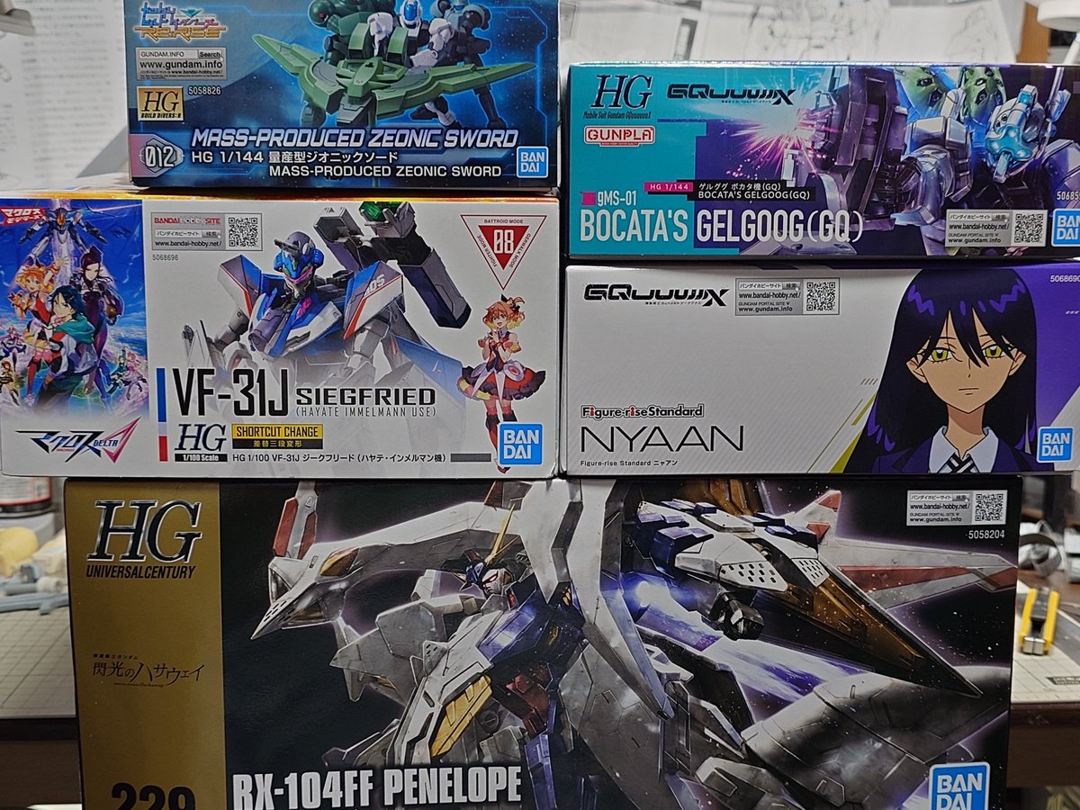 Kaze_Xxxx's tweet image. 帰宅 🏠️🚗🌬️ 月1身体のメンテの整体へ
帰りにD店へ立ち寄り。期待はしてなかったけど普通に売ってたので新製品2点+デカールと再販品2点、プロペラント用のG-タンクを購入(※アクスタ付きもあったけど使わなさそうなのでパス)
ソードはY店で毎回買って帰る不良在庫品😅追加のチョコサプ×3個