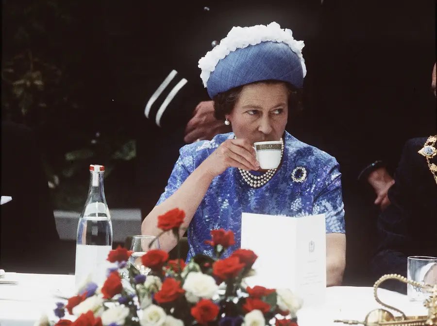 oldroyalty1's tweet image. Queen Elizabeth II enjoying a cup of tea during her royal visit to Northern Ireland, 1977