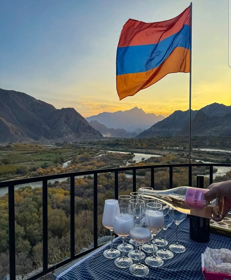 sereena202's tweet image. Meghri is a small town located in the far south of Armenia, border with Iran. It is characterized by its picturesque mountainous landscape and warm climate, which allows for the growth of various types of fruits, such as pomegranates and figs.
#visitarmenia2025 🇦🇲