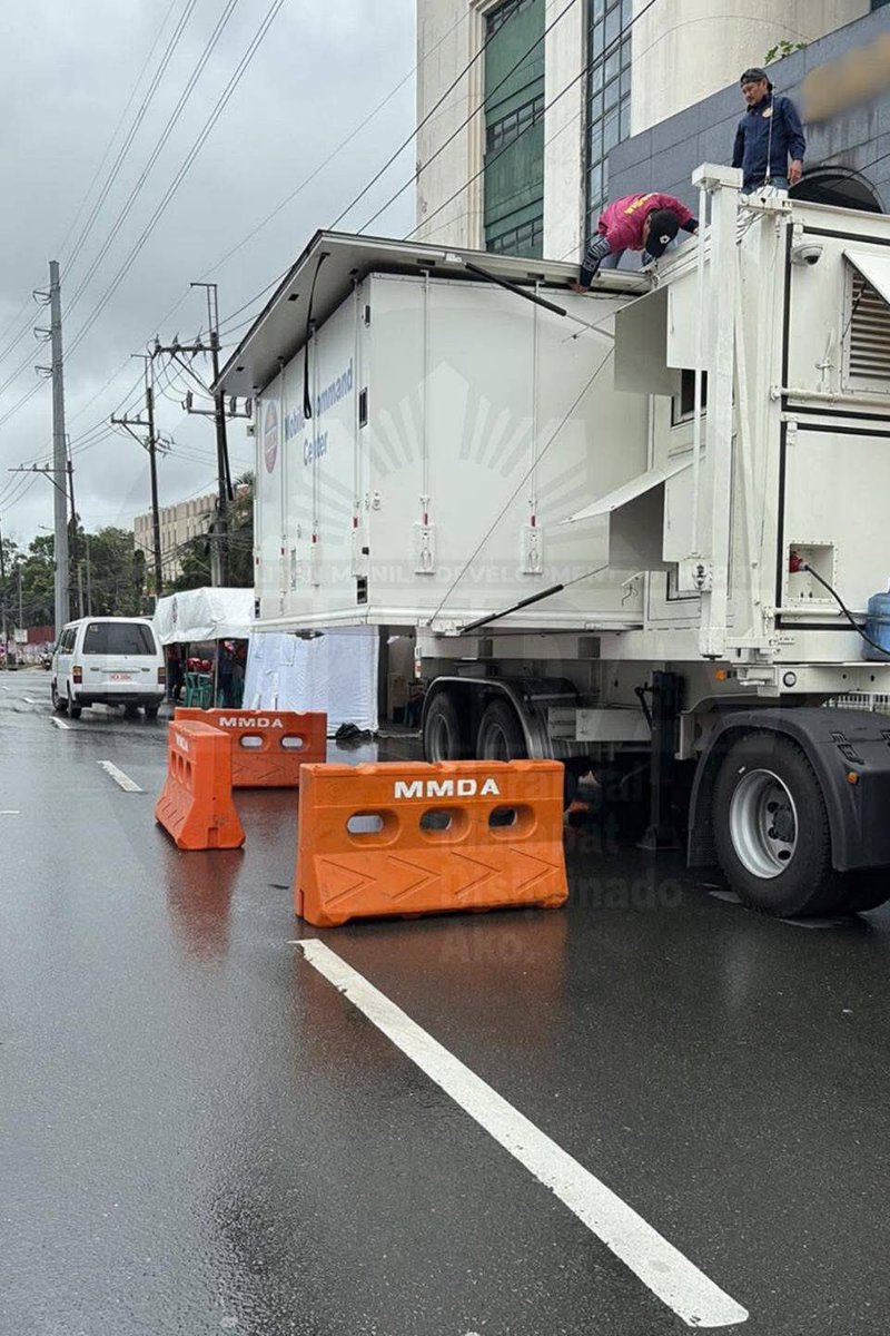 dzbb's tweet image. Ipinuwesto na ng MMDA ang kanilang high-tech mobile command center sa Commonwealth Avenue sa Quezon City bilang paghahanda sa SONA ni Pang. @bongbongmarcos sa Lunes. | via @luisitosantos03
📸: @MMDA