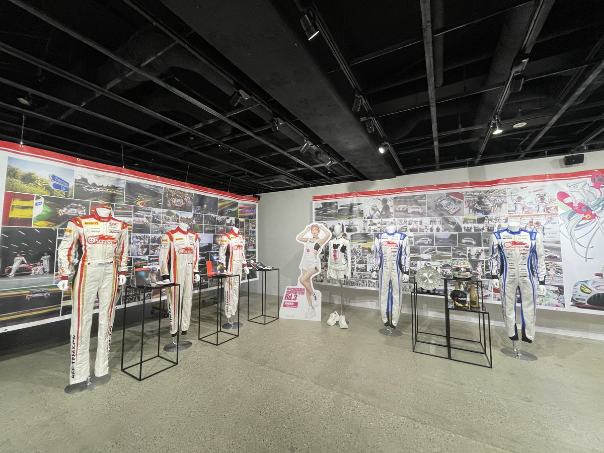 atmsphrca's tweet image. グッスマレーシングのポップアップストアでレーシングスーツ展示してた、税込2000円以上で貰えるクリアファイルまだある