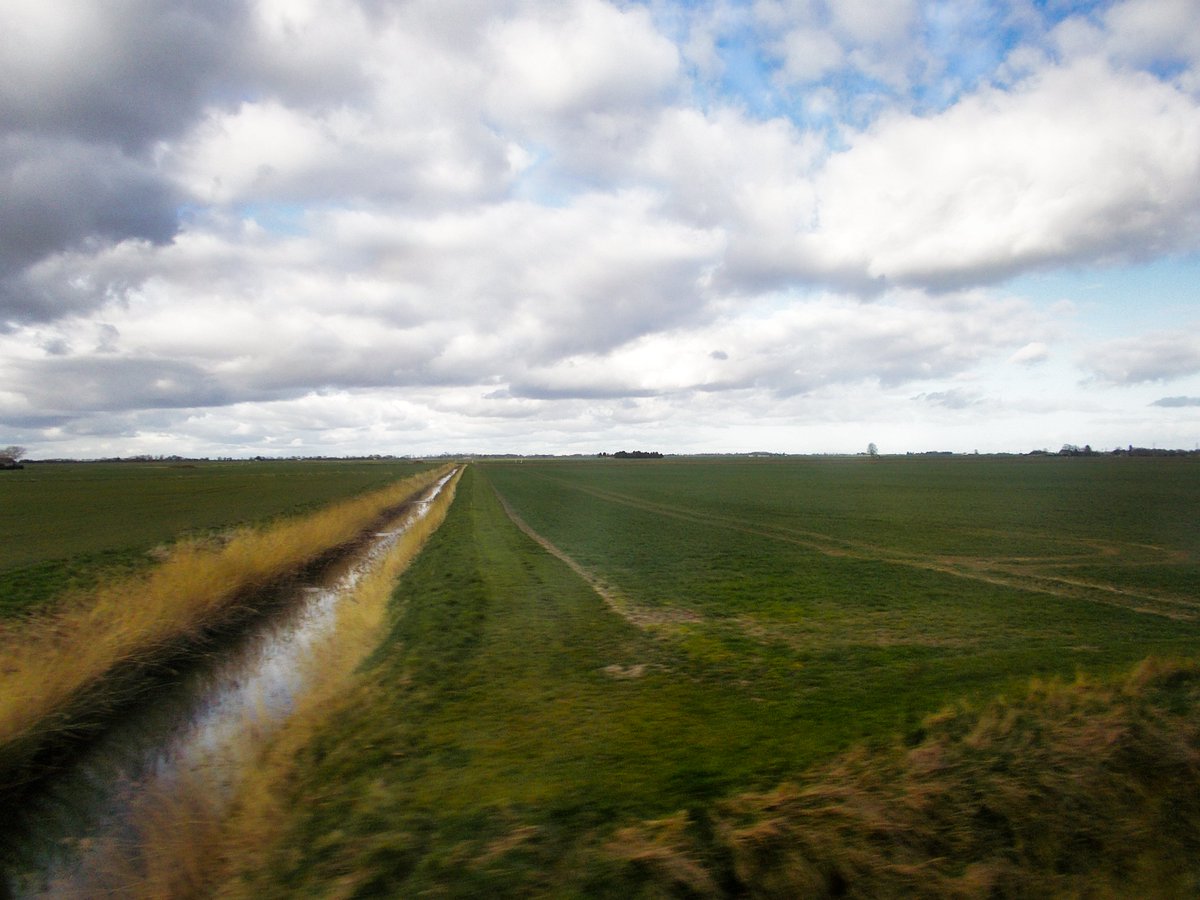 TerryTyler4's tweet photo. @DailyPicTheme2 #DailyPictureTheme 

Today: 'Empty'

The beautiful emptiness of the Fens
#trainphoto #empty https://t.co/2eraTTojwt