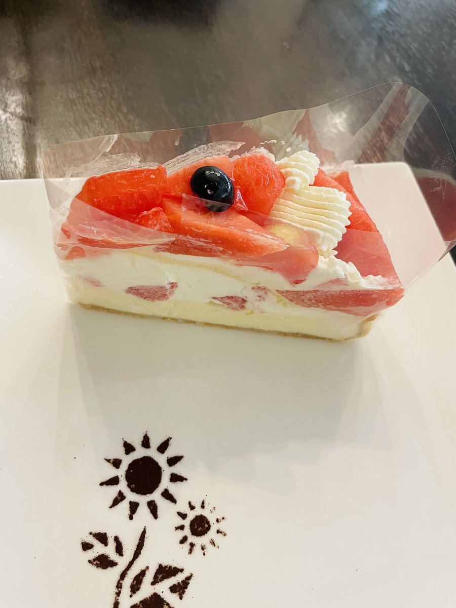 1700mm's tweet image. 今日のランチはカフェコムサのスモークサーモンとブロッコリーの味噌クリームパスタとおデザートはすいか(ルビームーン)のケーキ。すいかが糖度ものすごくてこれはやばい食べ物でした。うま…