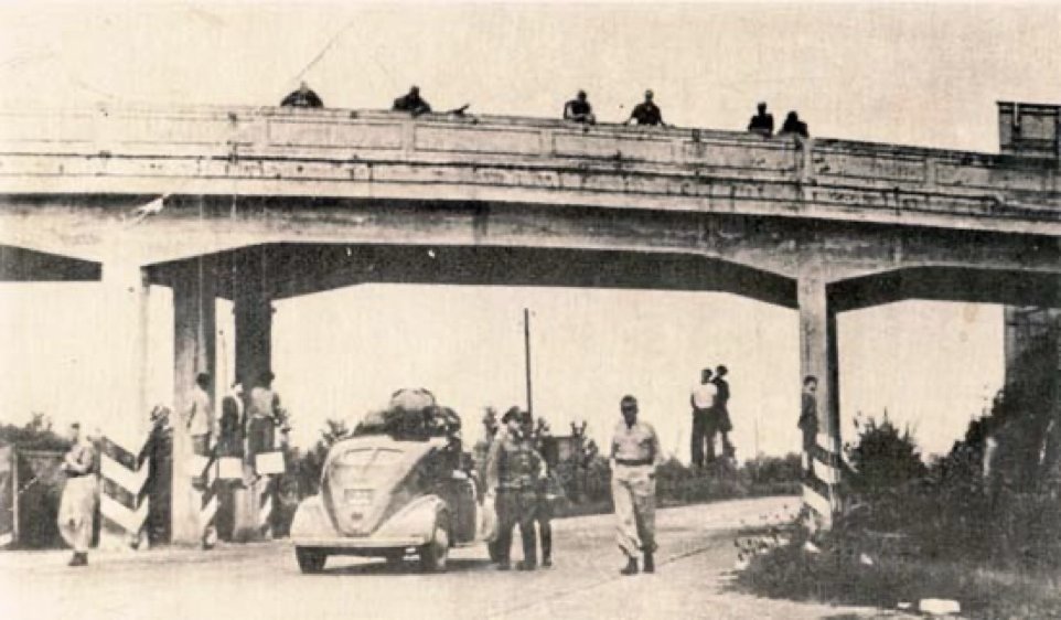 L’#8agosto 1944 i tedeschi impiccarono sei #patrioti precedentemente arrestati ed incarcerati, sotto il ponte di #SettimoTorinese (#TO).I loro corpi furono lasciati penzolare tutto il giorno fino alle 18. Poi i tedeschi ordinarono di seppellirli anonimamente in una fossa comune.