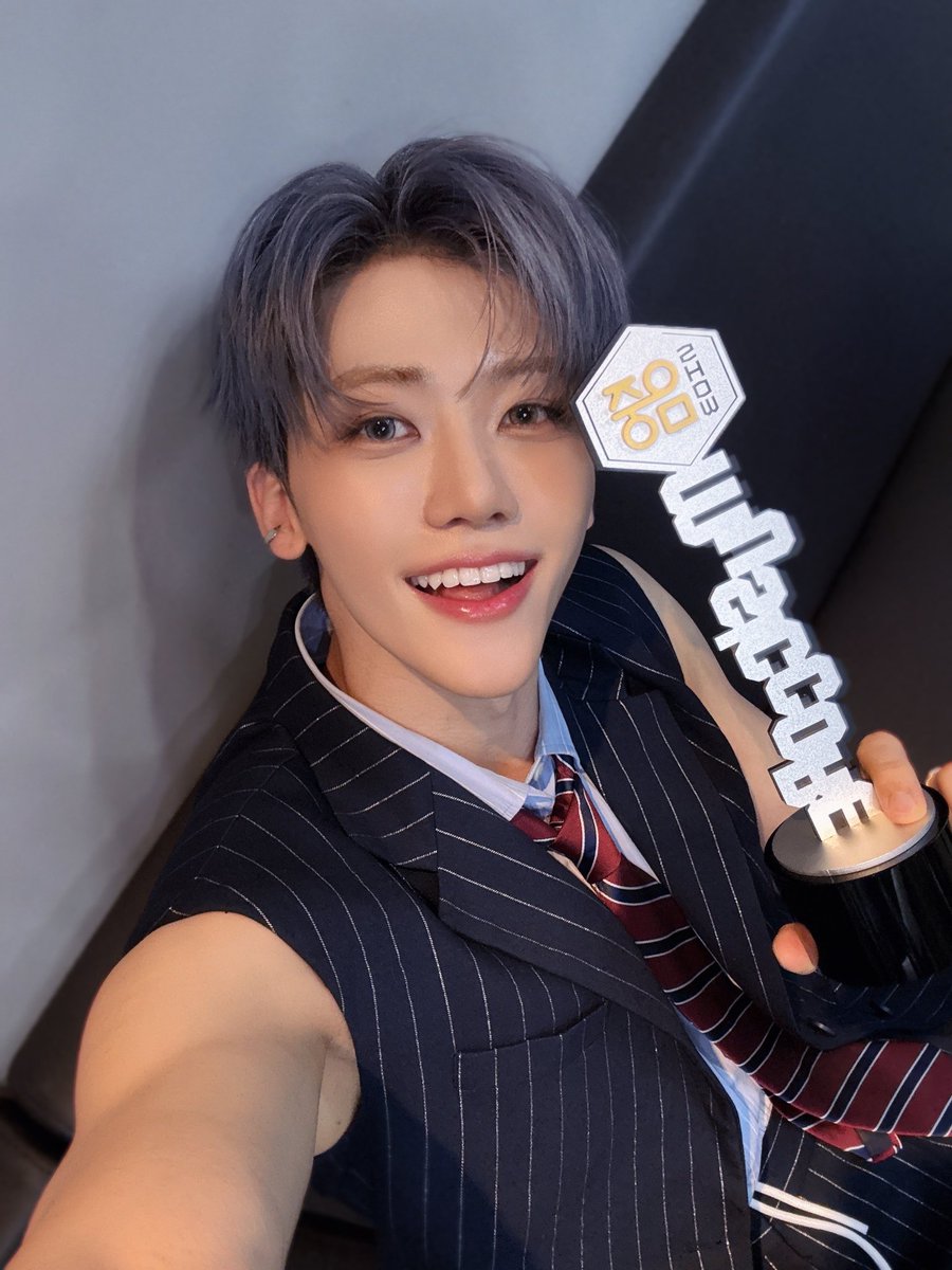 na_jaeming's tweet image. 이렇게 상들고 웃는거 보면은 전세계 상이란 상 다 주고싶어짐