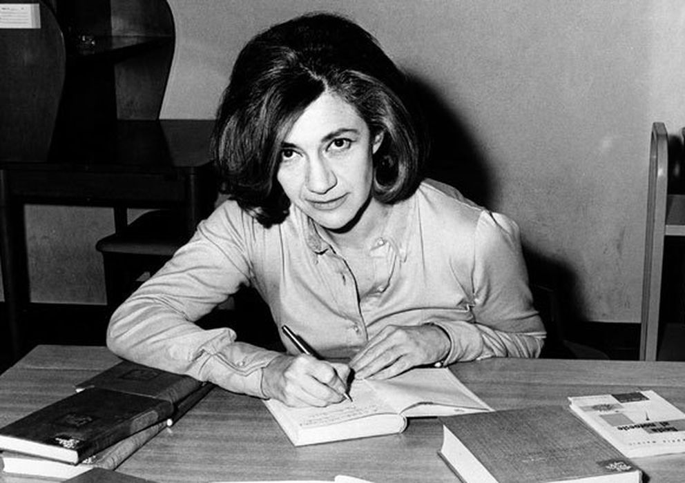 Albaeditorial's tweet image. 26 de julio de 1925. Ana María Matute nace en Barcelona. «Antes de saber leer, los libros eran para mí como bosques misteriosos», decía. Y se preguntaba cómo era posible que de aquellas páginas de papel, «de aquellas hormiguitas negras» se levantara un mundo ante sus ojos.