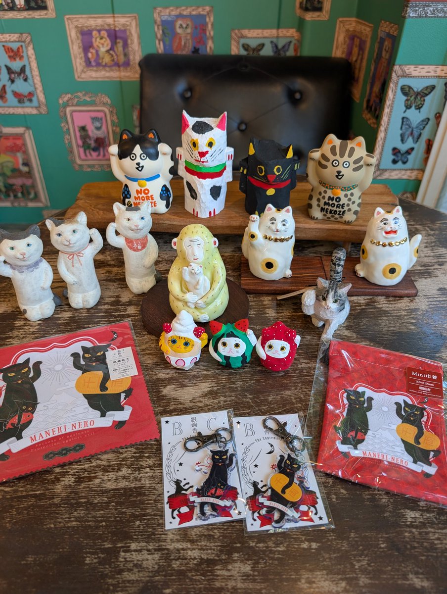 qedstorecafe's tweet image. #ねこねこ展22
招き猫縛りで集合。
ひとつだけ猫シーサーもいる。
陶器だったり張り子だったり木彫りだったりメガネ拭きだったりチャームだったり巾着だったりします。
招き猫はおうちに何体あってもええですからねぇ。
#招き猫
#猫シーサー