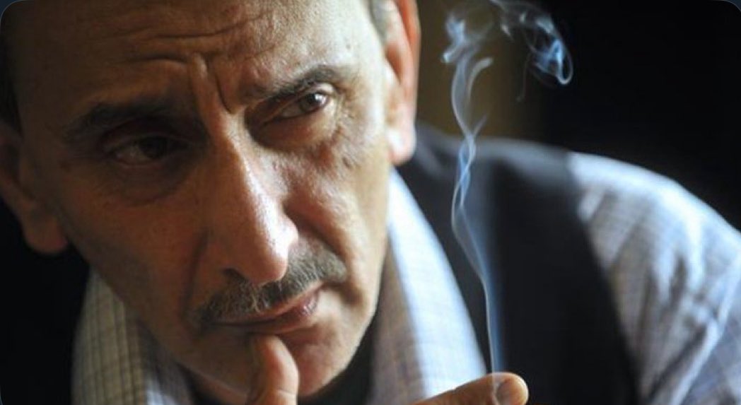 gaby_mardini's tweet image. رحل زياد الرحباني…
رحل الصوت اللي كان بيحكي متلنا، بيغضب متلنا، وبيضحك عالقهر متلنا.
رحل اللي نقل فرح ووجع الناس للمسرح.
غيابك موجِع يا زياد،،، الله يرحمك🙏
رح نضل نعيش كلماتك وصمتك وألحانك.
#زياد_الرحباني