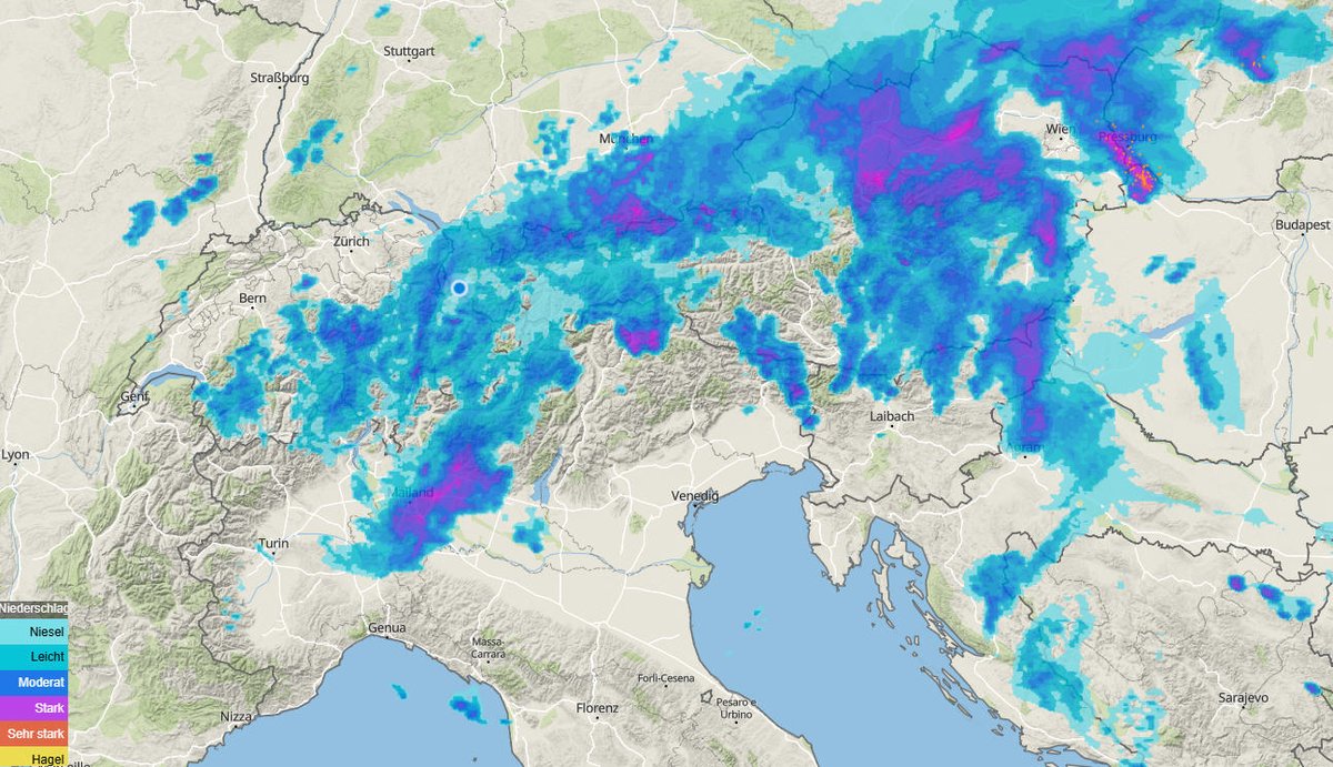 Alpenweerman's tweet image. Alpen - Warme lucht exit, ronduit herfstachtig
Het al eerder besproken hoogtelaag trekt vandaag via N-Italië verder naar de Adriatische Zee (1) en met een van ZO naar N draaiende hoogtestroming wordt koele, vochtige en onstabiele lucht over het Alpengebied aangevoerd. Vanaf…