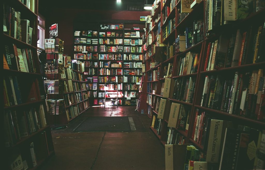 📚 Dans l’univers littéraire, une vraie révolution s’installe entre librairies et réseaux sociaux. Les lecteurs veulent des histoires authentiques, des émotions vraies. tinyurl.com/2xmdgzdl
#Littérature #Lecture #BookTok 
Et vous, comment choisissez-vous vos livres?