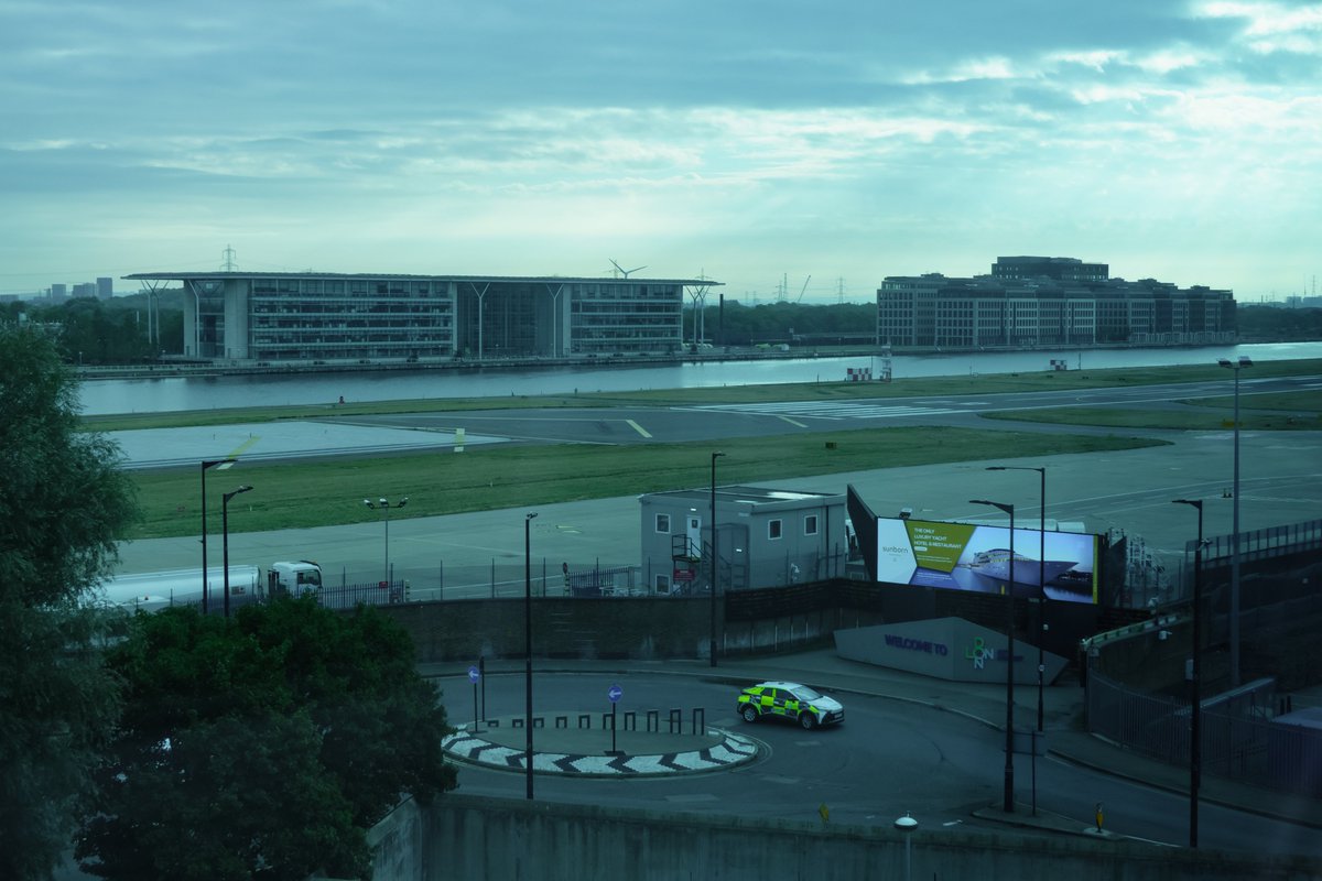 Nick_Baker777's tweet image. Loving today's reminders to wake up...
Repeat alarm clock, every 5 - 10 minutes since 6:15 a.m. 🤣🤣
But... I already knew it was coming as I've stayed at Travelodge London City airport before. It's only a short trip by bus/tube into the city centre, and half the price of a…