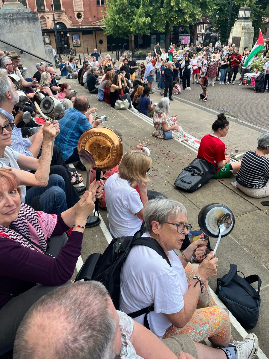 hackney4pal's tweet image. Very moving to be gathered with hundreds of Hackney residents outside our Town Hall yesterday calling for action against Israel's genocide in occupied Palestine.