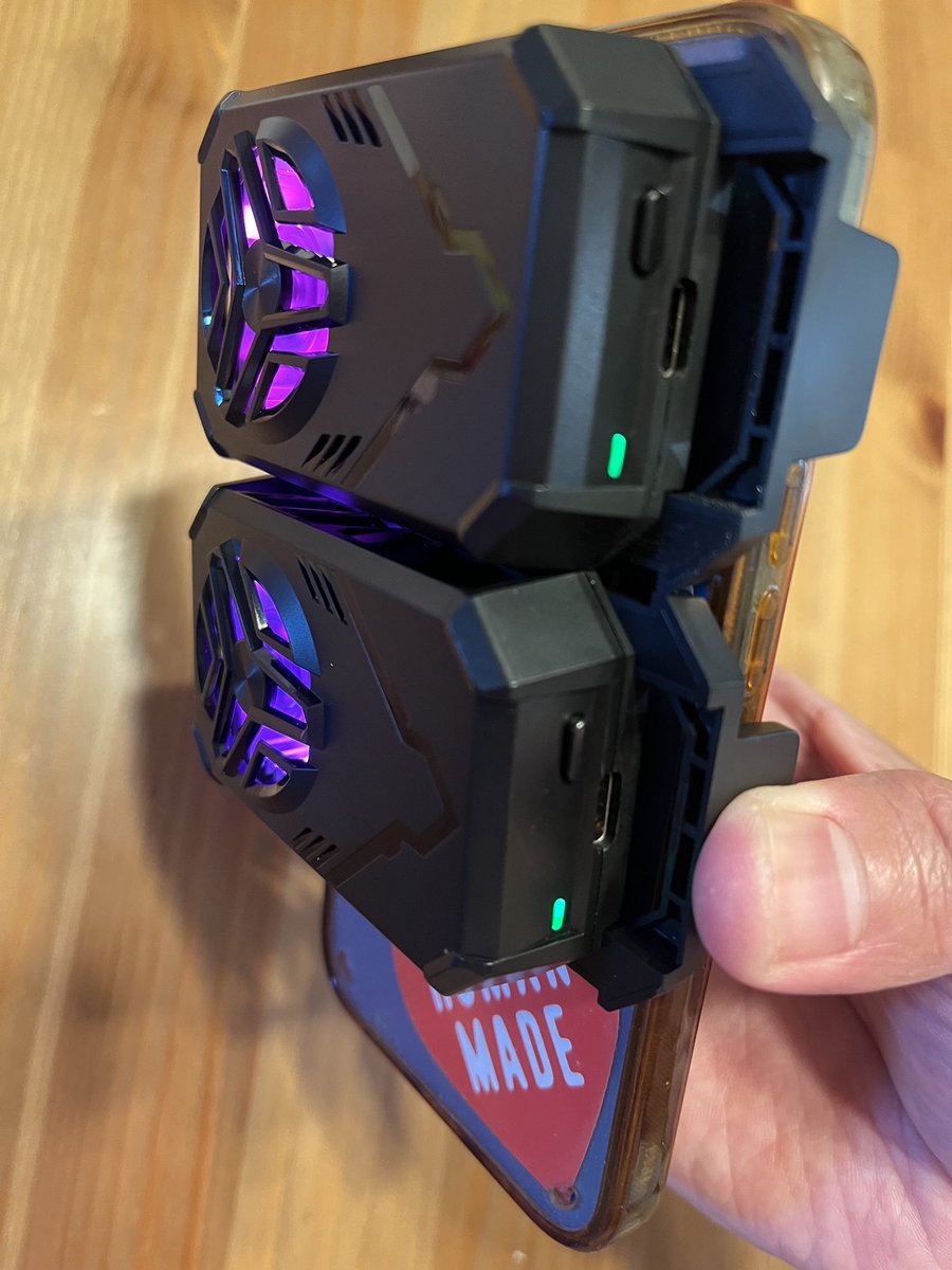 matsutoshisan's tweet image. スマホクーラー真夏日では1つでもいけましたが、猛暑日だと役不足だったので買い増ししました
いや、重いけどね笑
また検証してみます!
▼コレ
amzn.to/4lY0u7q