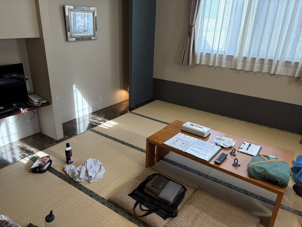 ms_sniper_'s tweet image. 流石に日帰りはきついんで温泉に寄り道♨️
泊まります✨
この部屋のお風呂温泉出るらしいです🥰
施設図見ると部屋も1番広そうな感じ(和室も洋室も同じ部屋)なのに他の部屋と料金一緒だったんです🤫