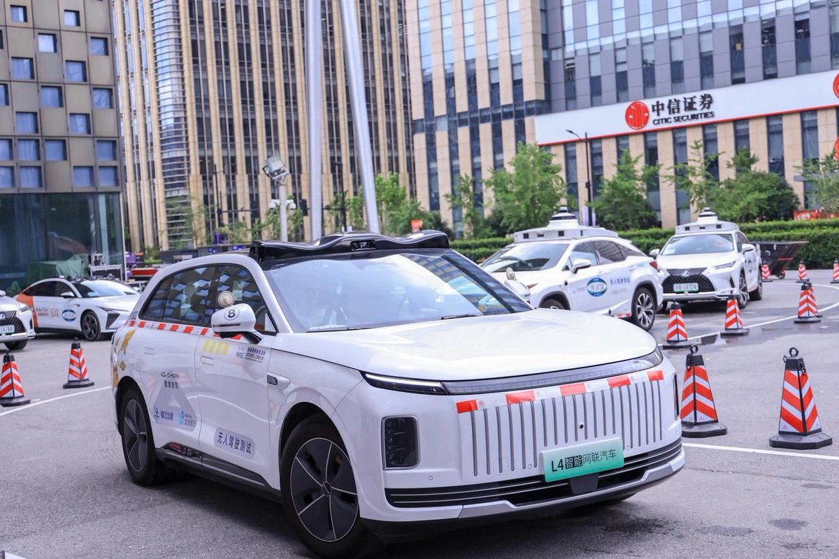 WeRide_ai's tweet image. We just got the green light to run autonomous Robotaxi services in Shanghai’s Pudong area — our 10th city worldwide! 🚖 In partnership with Chery and Jinjiang Taxi, the service, featuring our new Robotaxi CER, is now serving key spots like Shanghai Pudong Airport and Shanghai…