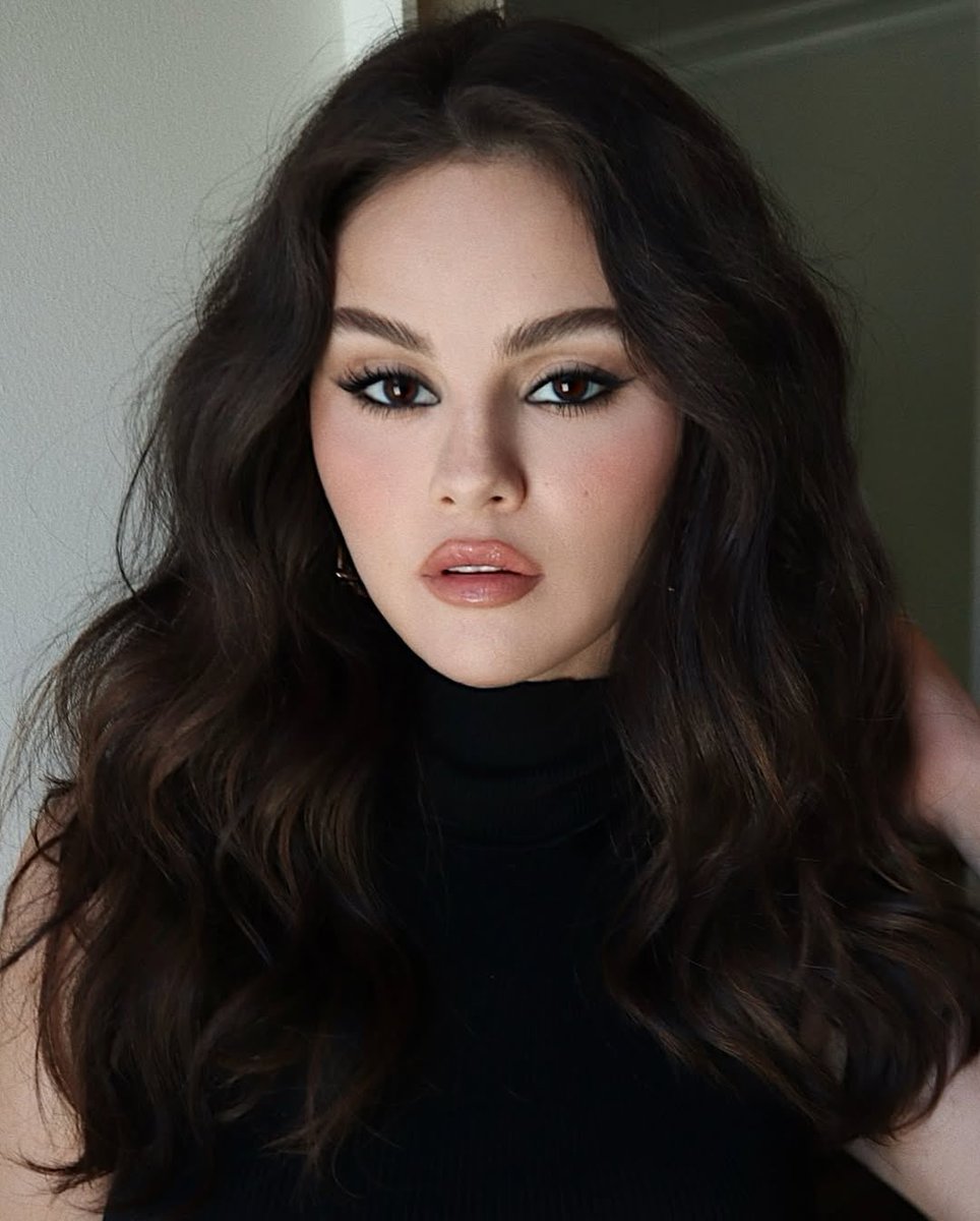 Selena Gomez stuns in new photo 😍