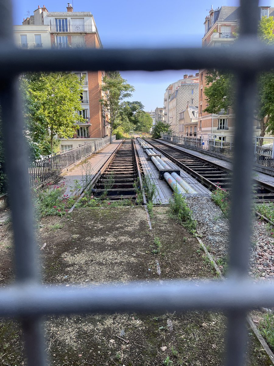 Mweilc's tweet image. Plutôt que de vous gargariser de « forêts urbaines » qui n’en sont pas @ParisEnCommun @David_Belliard @tchevandier occupez vous donc de prolonger l’existant de la PC accessible (et pleine d’arbres) : ici avenue de Saint-Mandé, Olivier de Serres, Pyrénées …