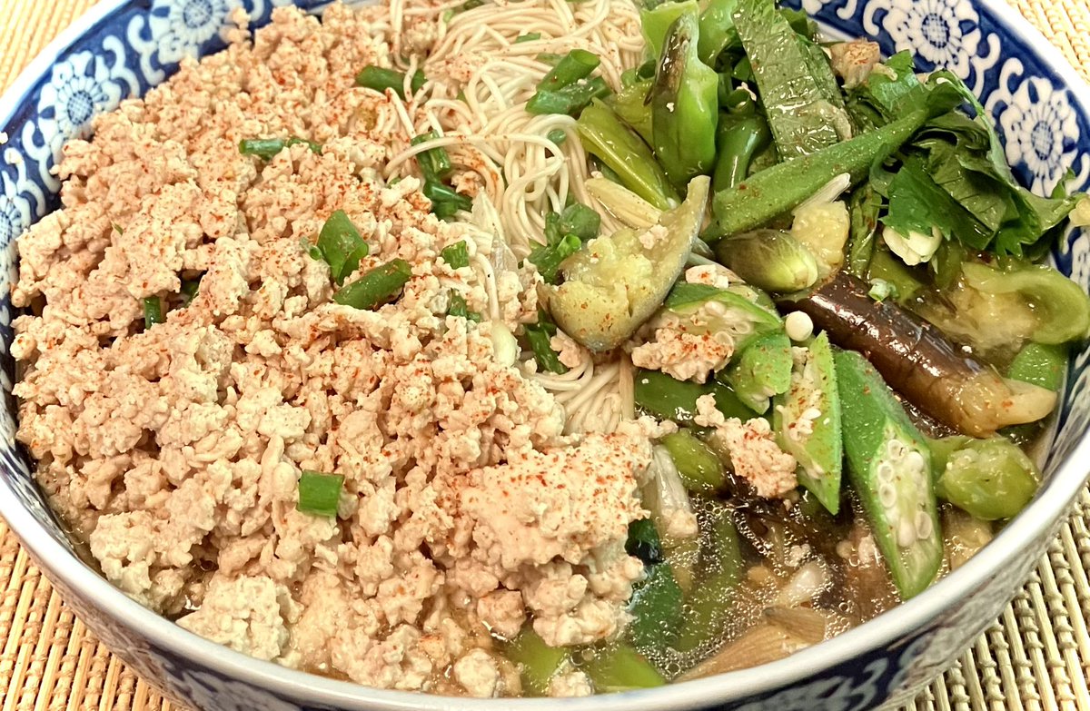 mmako111's tweet image. #おうちごはん 

はまちのお刺身

芝海老の天ぷら

鶏そぼろと焼きナスと焼きピーマン、茹でオクラ、茗荷、大葉入りの冷やしそうめん