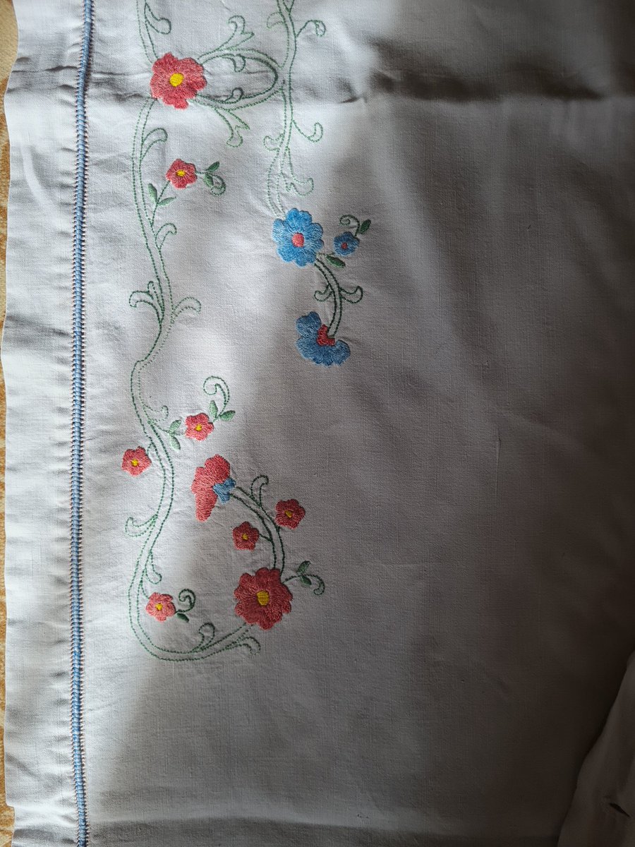 WalterRossi2's tweet image. Avea ragione la mi povera mamma. Stai lontano dagli avvocati! Mi dicea. Mentre facea il gigliuccio ai lenzoli del corredo delle spose che non badavano a spese. Gli avvocati sono più dei dilinquenti. Quelli che difendano i dilinquenti son più dilinquenti dei dilinquenti. Abbadaci!