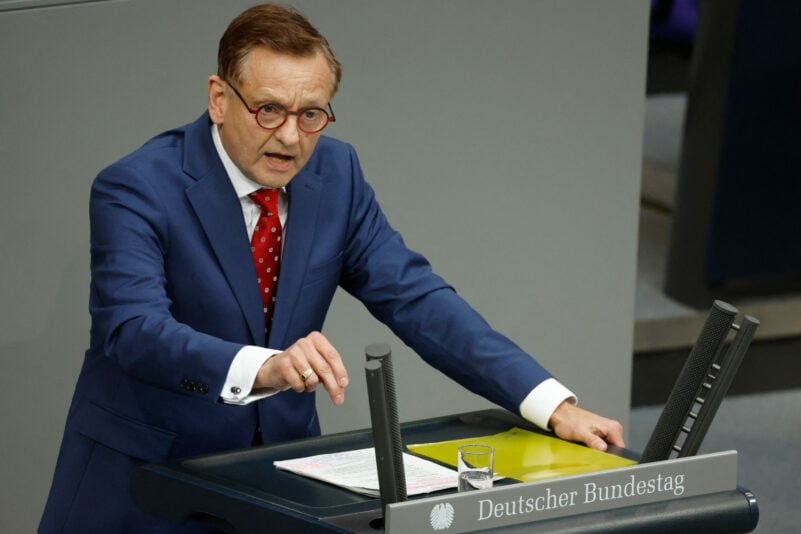 DirtyHarry_tv's tweet image. AfD will sich der Union mit Zugeständnissen nähern um auf eine mögliche Koalition hinzuarbeiten
Der stellvertretende AfD-Vorsitzende Kay Gottschalk möchte sich der Unionsparteien nähern. Die Union sei „der einzige realistische Koalitionspartner“, sagte er der „Frankfurter…