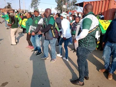 CadreNguyi's tweet image. Commander Morning π #MK Party Green Friday Blitz KwaZinqamu Intersection, uMsunduzi Sub Region - KZN. Vulindlela Area Wards (Ngaphezulu) hosted an uMkhonto weSizwe Party Blitz that was very successful. #GwazaMkhontoGwaza