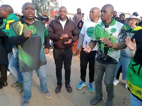 CadreNguyi's tweet image. Commander Morning π #MK Party Green Friday Blitz KwaZinqamu Intersection, uMsunduzi Sub Region - KZN. Vulindlela Area Wards (Ngaphezulu) hosted an uMkhonto weSizwe Party Blitz that was very successful. #GwazaMkhontoGwaza