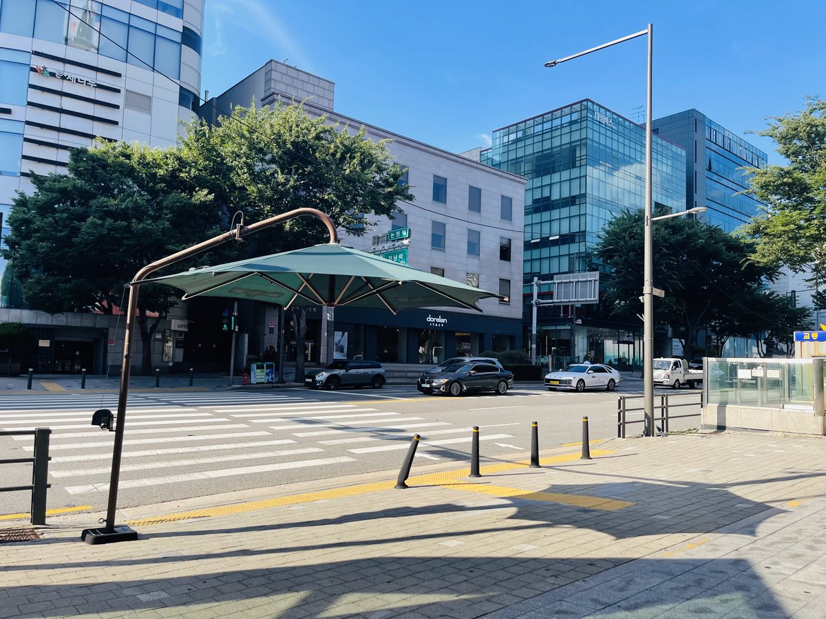 現在37℃🫠暑い🫠
横断歩道の信号待ち中に日傘が設置されているのは助かる♡