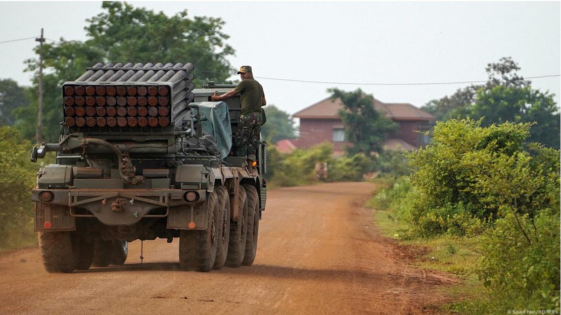 Jordi Domínguez (@jdominguezfd) on Twitter photo Tailandia y Camboya están inmersos en un conflicto territorial que ya ha provocado varias muertes y la evacuación de miles de civiles en las inmediaciones de sus fronteras. ¿Cuál es el principal motivo de esta disputa y cómo afecta al fútbol? 🧵<a href="/BrazaleteNegro/">Brazalete Negro</a> Tailandia y Camboya están inmersos en un conflicto territorial que ya ha provocado varias muertes y la evacuación de miles de civiles en las inmediaciones de sus fronteras. ¿Cuál es el principal motivo de esta disputa y cómo afecta al fútbol? 🧵<a href="/BrazaleteNegro/">Brazalete Negro</a>