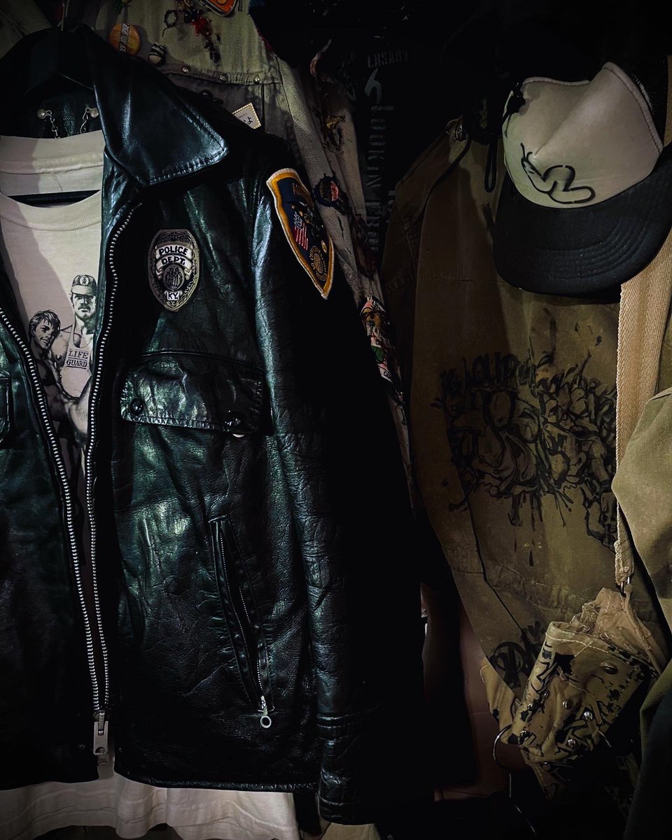 FREEDOMNoGood's tweet photo. #店内スタイリング 
Leather STYLE.
Tom of Finland Foundation.
ヤンチャKIDZ STYLE🛹
HIGH DAMAGE STYLE.

【 #ネオ大阪帝国 #通天覚醒 #超変 #アラキ 】

いつも通り自分らしく。

#デカ履き 

#HighDamageStyle 

👁🧠🧠👁
伝説、続く。
解CHANCE放

【 #theKIDアラキ 】 
【 #ショウザンビル 】 https://t.co/UcCp8EiZPv