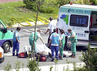 #TalDiaComoHoy de 1996 #ETA disparó cinco veces contra Isidro Usabiaga en #Ordizia, fue al segundo intento. Su familia sufrió durante años el acoso de la izquierda abertzale. Se negó a ceder a su chantaje.

#heroe 

#Memoriareciente 

También #impune

¡Esto era ETA!

🧵