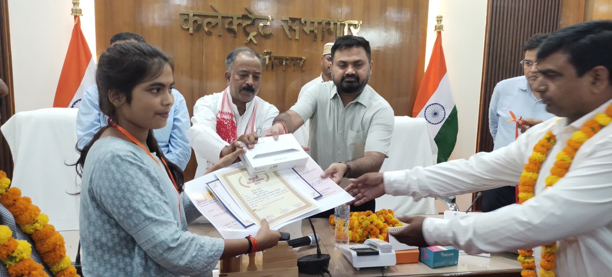 asim_arun's tweet image. पढ़ाई व खेलकूद में चमक रहे बच्चे

जय प्रकाश नारायण सर्वोदय बालिका विद्यालय, कुशीनगर का बहुत शानदार प्रदर्शन

प्रतिमा निगम ने 12वीं यूपी बोर्ड परीक्षा में कुशीनगर की मेरिट में 5वाँ स्थान प्राप्त किया

नंदिनी कुशवाहा ने राज्य स्तरीय खेलकूद प्रतियोगिता (समाज कल्याण विभाग द्वारा…