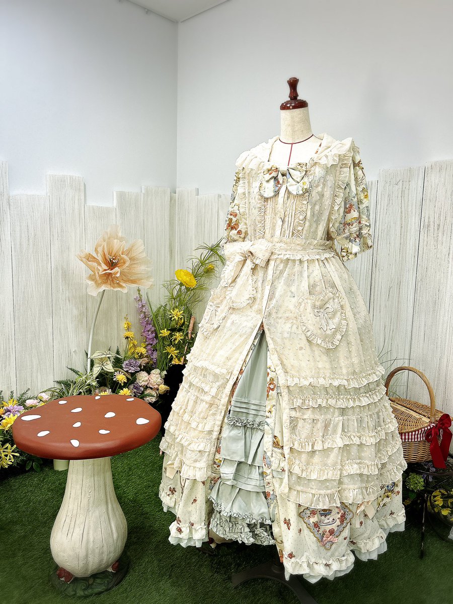 Epetice_info's tweet image. 🐈トルソー紹介🐈
【LUCKY BABY】
Tower of Flower ロングジレ
キナリ
【Miss point】
Cat Rose Tea ワンピース
キナリ
【Little Dipper】
桔梗 マルチカラーアンダースカート
ペールグリーン
猫といちごの可愛いワンピースは半袖なので今の季節にも着用いただけます🐈🍓…