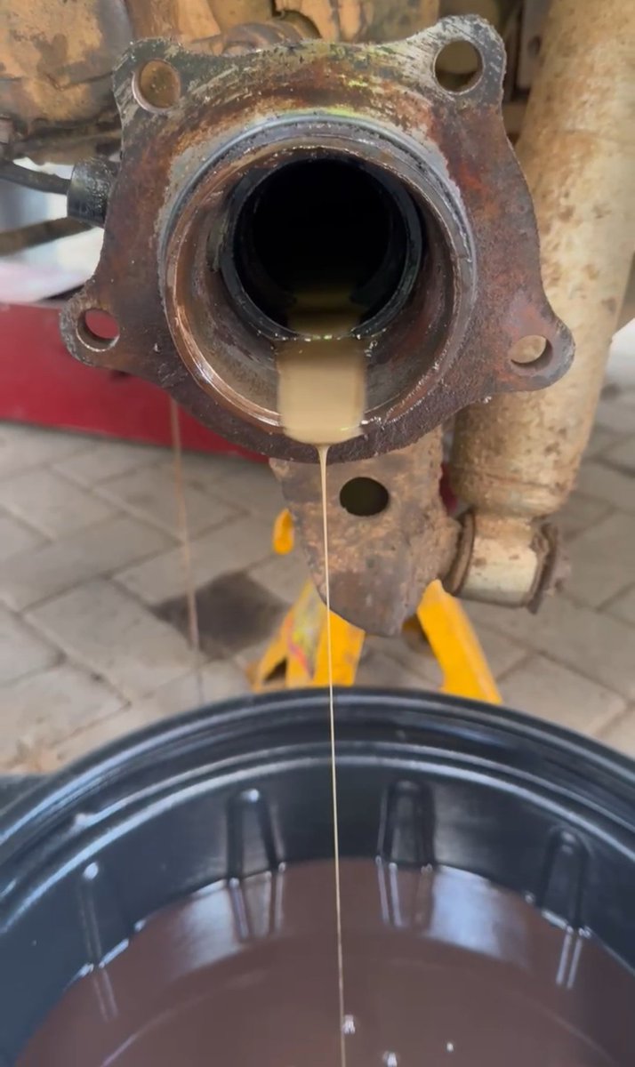 ISokwala's tweet image. Many times car owners and even mechanics totally ignore the diff oil checks.
If by chance there are some leaks, water will get into the system and compromise the lubricating effect.
Slowly parts will start grinding into each other and the diff will fail.
Very common esp in 4×4s…