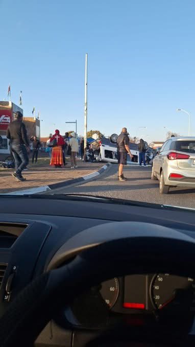 PrimeTimeNewsZA's tweet image. Taxi Crash in Boksburg North Leaves Several Injured
Boksburg North, Gauteng – A taxi crash occurred at the intersection of Trichardt and Edgar Street in Boksburg North, City of Ekurhuleni, on July 26, 2025. Multiple injuries were reported at the scene. Emergency services,…