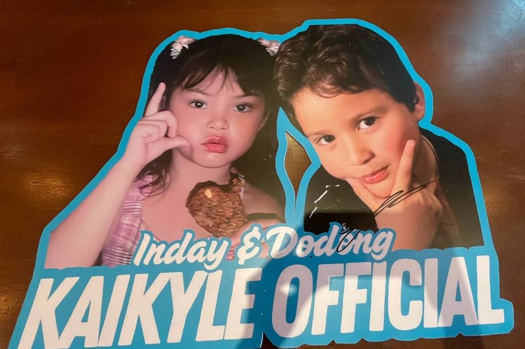 TeamKaiKyleOFC's tweet image. He not only took a photo with our Team Live and gave us a video greeting, he also signed our shark sintras and baby sintra. Thank you so much, Dong @kyle_echarri, for making this Team Live experience truly special for the Wisharts. Hopefully next time, our Team Live will have the…