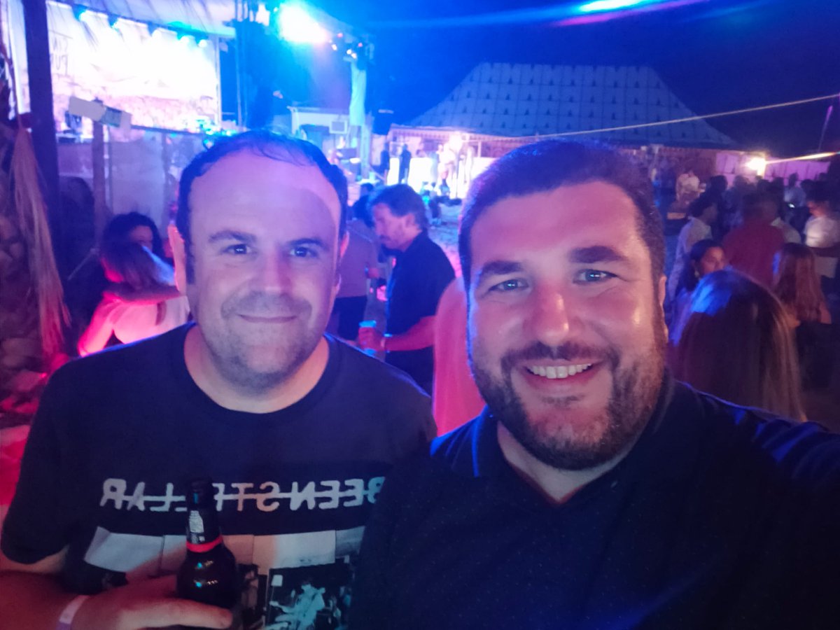 Legendario reencuentro veraniego con <a href="/ganchetto/">Javier Gancedo</a> en el concierto de Los Chanclas.

Cervezas, risas, basket e incluso amago de pogo con Bolillón.