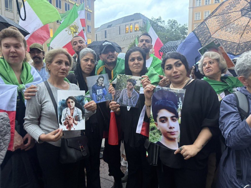 RojanAzadi2's tweet image. مادران دادخواه و خونخواه در مونیخ ✌️
ج ا بترسید از این اتحاد
#همكارى_ملى