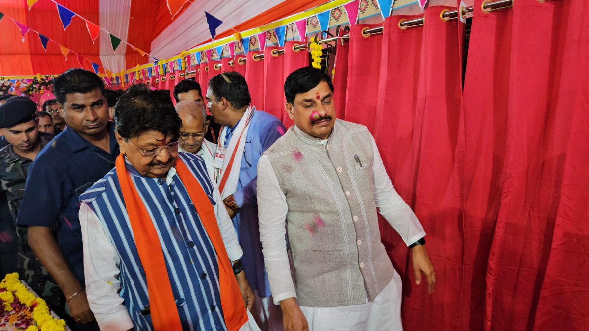 आज भरी बारिश मे नागौद तहसील के सिंहपुर स्टेडियम मे मुख्यमंत्री डा मोहन यादव को सुनने आये लोग पुलिसिया दुर्व्यवहार के शिकार होते रहे