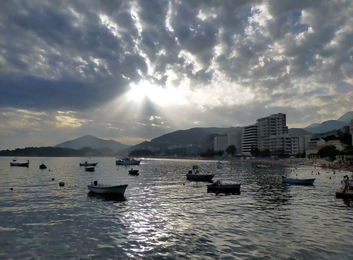 futsuu_03's tweet image. モンテネグロのベチチという海沿いの街でカウチサーフィンのお世話に。ホストはウクライナ出身40代男性で夜は友達を呼んで食事会。友達は8歳の息子を連れて戦争から逃げてきたウクライナ人女性。「息子が戦争のショックであまり笑わなくなった」と話した。旦那さんの事は聞けなかった。人生で一番戦争…