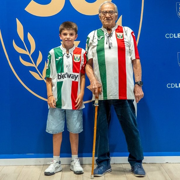 CDLeganes's tweet image. 🤍💙 Una pasión que se transmite de abuelos a nietos.
¡Feliz #DíaDeLosAbuelos!