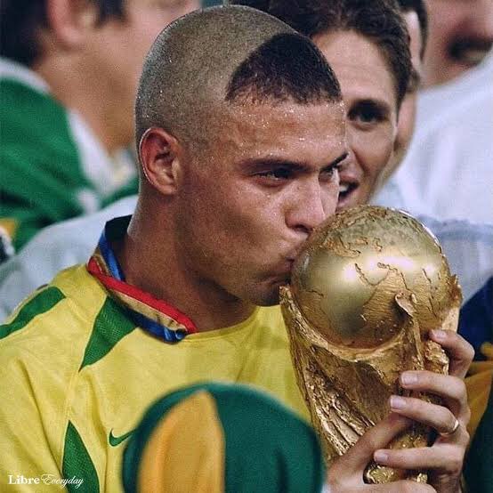 salym_waziry's tweet image. Mbappe this Ronaldo that, Haaland this Benzema that,Henry this, Drogba that.Torres this, Suarez that, Cavani this,Etoo,Nistelrooy, Falcao that & other abunuasi stories stories.
Am gonna die on this hill, Ronaldo Luís Nazário de Lima is the greatest no.9 to ever kick the ball💯⚽️
