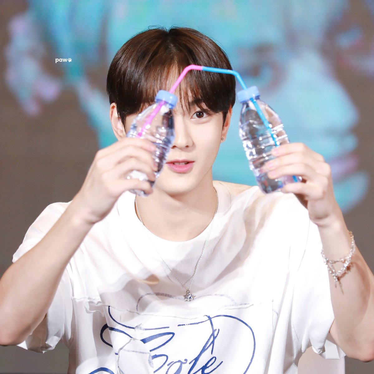 woncattos's tweet image. HAHAHAHQHA NOT HIM PUTTING THE STRAWS TOGETHER ๐ญ๐ญ๐ญ IS HE MAKING THEM KISS??