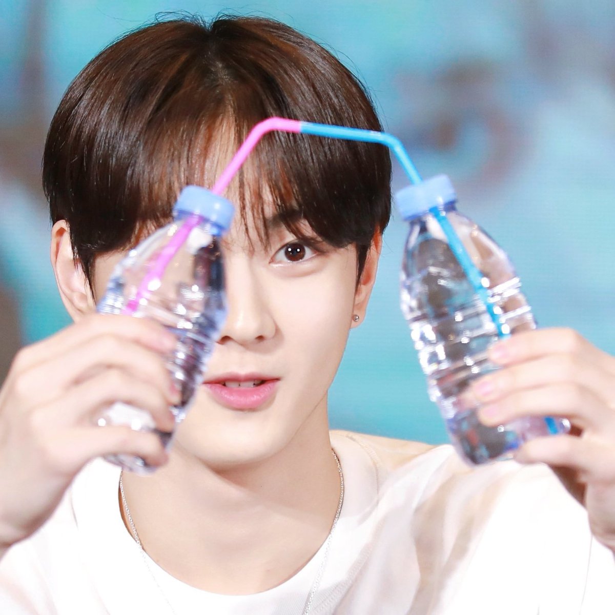 woncattos's tweet image. HAHAHAHQHA NOT HIM PUTTING THE STRAWS TOGETHER ๐ญ๐ญ๐ญ IS HE MAKING THEM KISS??